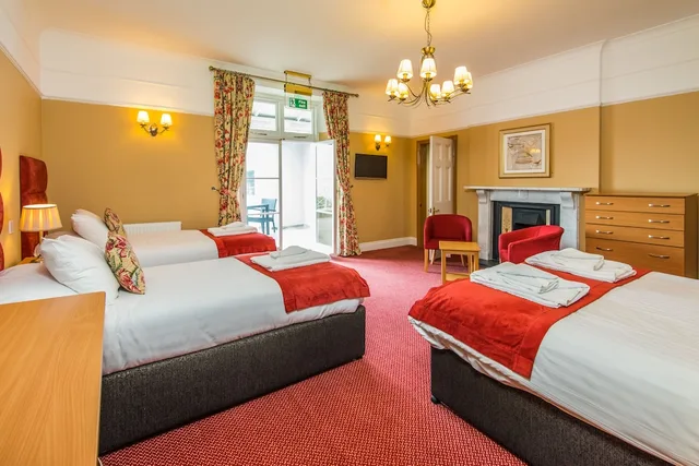 غرفة كلوب عائلية بسرير مزدوج وسريرين منفصلين، Cliffden Hotel 3/8