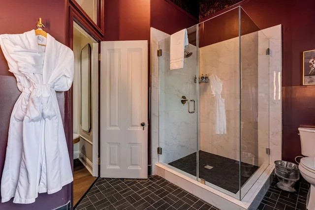 غرفة بسرير كوين، The White House Inn 7/8