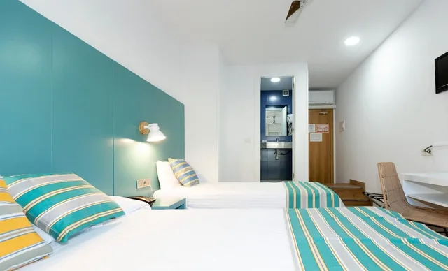 غرفة قياسية بسريرين منفصلين بإطلالة على المدينة، Yomo Hostal BCN Port 1/5