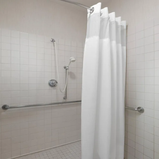 جناح بسرير كوين بغرفة نوم واحدة مع أريكة بحوض استحمام لذوي الإعاقة، Residence Inn Dallas Park Central 4/4