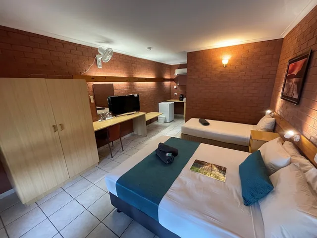 استوديو ديلوكس بسرير كوين وسرير فردي، Pine Tree Motel 2/3