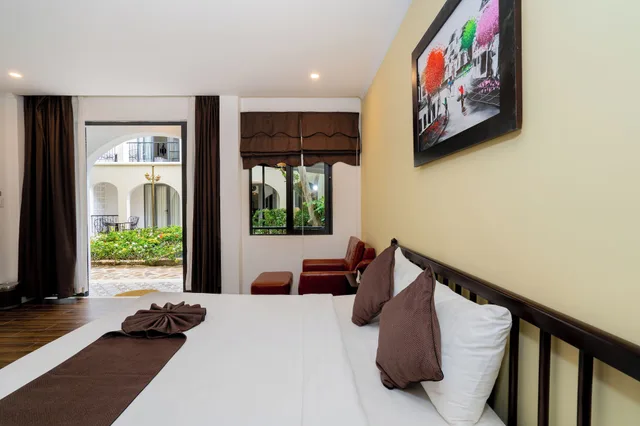 غرفة بريميير بسرير كينج وسرير كوين بشرفة بحوض استحمام، Ka Villa Hoi An 2/4