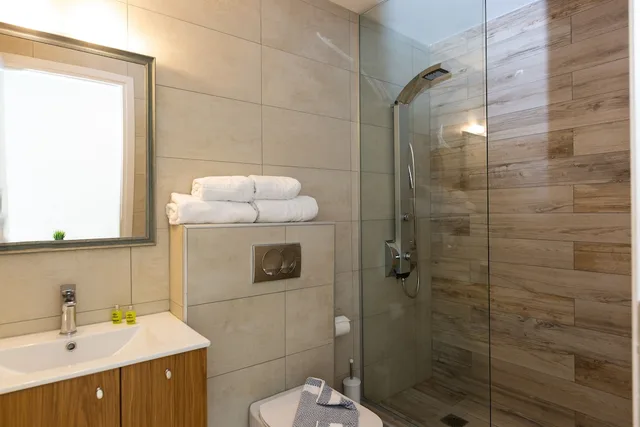 جناح سوبيريور بسريرين منفصلين بإطلالة جزئية على البحر مع أريكة في الطابق العلوي، Meltemi Coast Suites 2/2