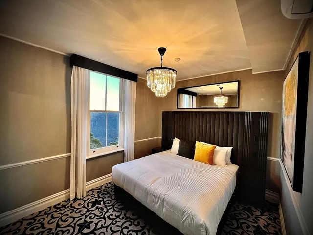 Deluxe, Valley View, Hydro Majestic 1/3