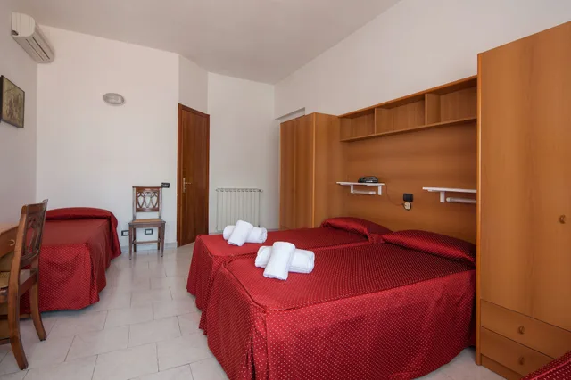 غرفة قياسية رباعية بسرير مزدوج وسريرين منفصلين، Hotel Nella 2/3