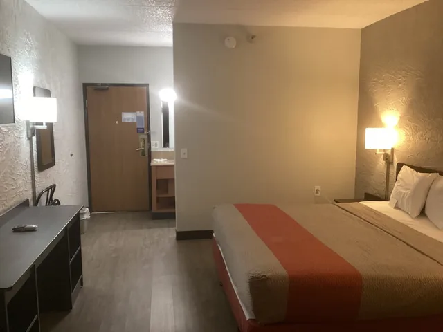 غرفة قياسية بسرير كينج، Motel6 Bridgeview, IL 5/8