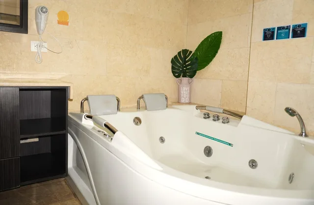 جناح جونيور، Hotel Bolivariana Plaza 5/6