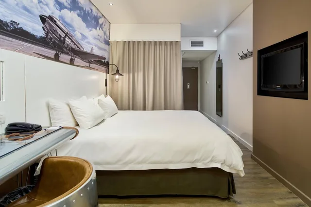 غرفة كبيرة بسرير كينج، Protea Hotel By Marriott O R Tambo Airport 3/8