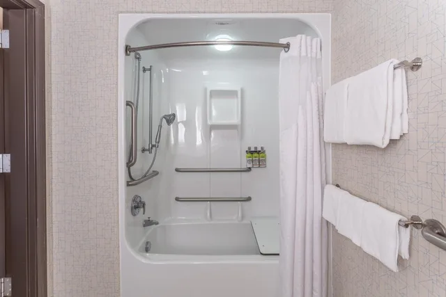 غرفة بسرير كوين لذوي الإعاقة، Holiday Inn Express Rockford Loves Park 8/9