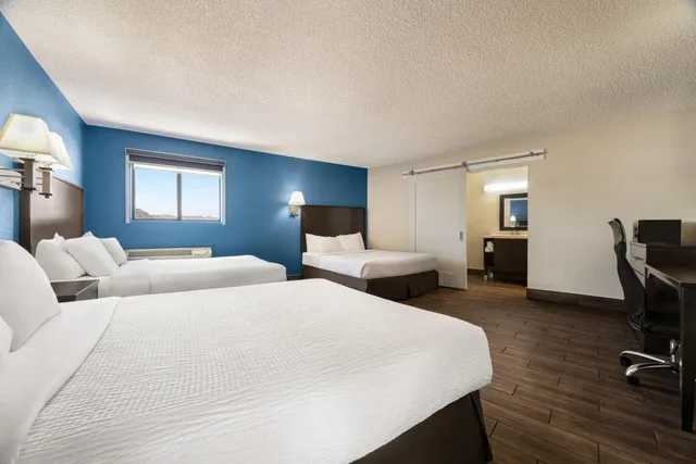 Room, 3 Queen Beds, Queen Bed, No Elevator، Baymont by Wyndham Kingman 2/3