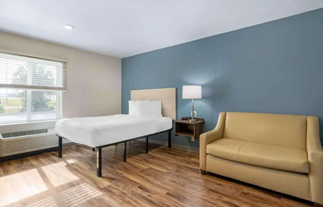 غرفة بسرير كوين مع أريكة، WoodSpring Suites Deerfield Beach 2/6