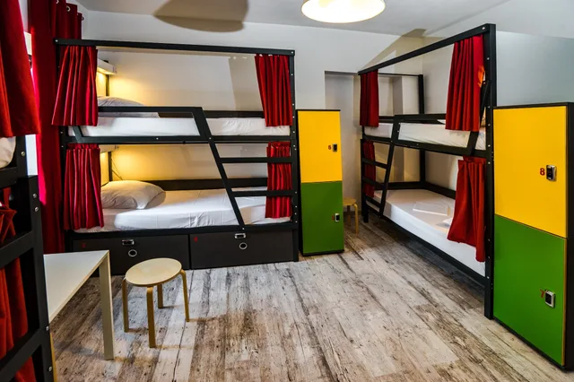 سكن مشترك مختلط بثمانية أسرّة بحمام خاص، Oki Doki Old Town Hostel 3/5