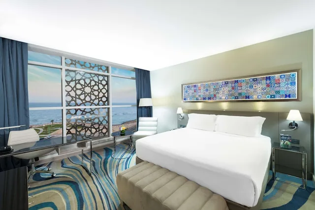 جناح جونيور بسرير كينج مع دخول الصالة، فندق راديسون بلو جدة كورنيش(RADISSON BLU HOTEL, JEDDAH CORNICHE) 1/2