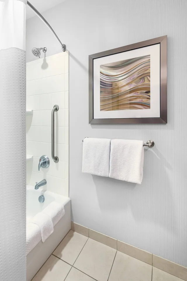 جناح بسرير كينج بغرفة نوم واحدة مع أريكة، Courtyard by Marriott Bethlehem Lehigh Valley/I-78 8/9