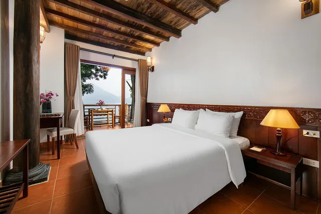 غرفة سوبيريور بسرير مزدوج بإطلالة على البحيرة بشرفة، Mai Chau Hideaway Lake Resort 2/2