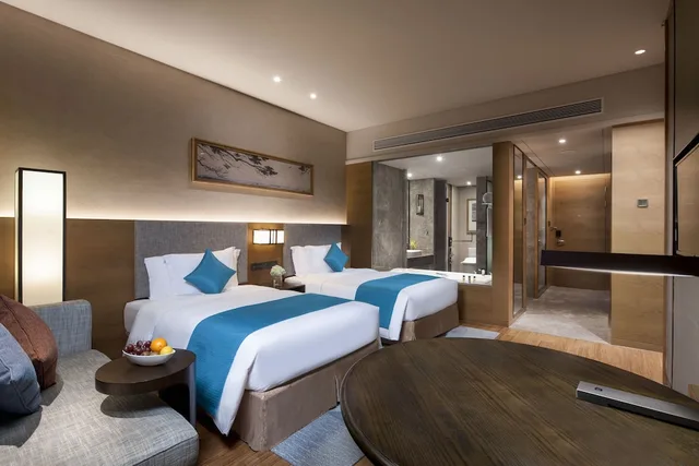 غرفة قياسية بسريرين مزدوجين بإطلالة على الحديقة، Crowne Plaza Hangzhou Thousand Island Lake 1/3