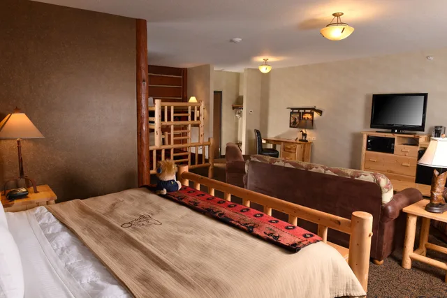 Expanded, King Bed, Bunk Bed, Sofa، Stoney Creek Sioux City 2/5