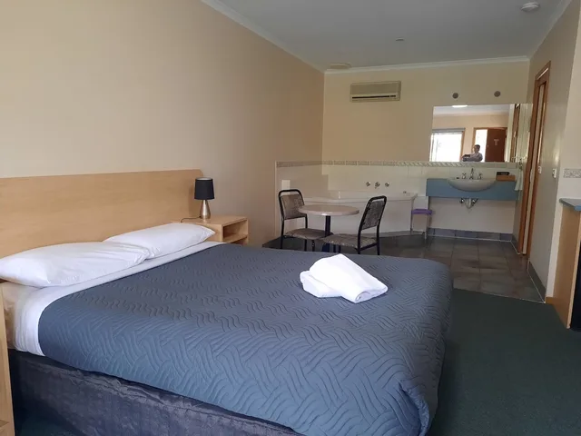 غرفة بسرير كوين بجاكوزي، Arthur Phillip Motor Inn 1/6