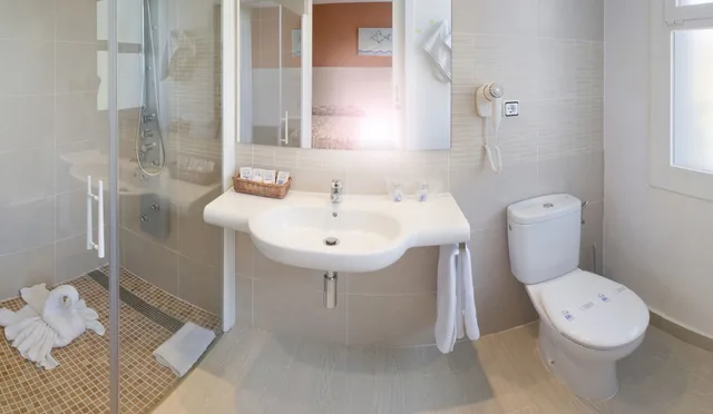 Room, Triple, GHT Balmes Hotel, Aparthotel & Splash 10/10