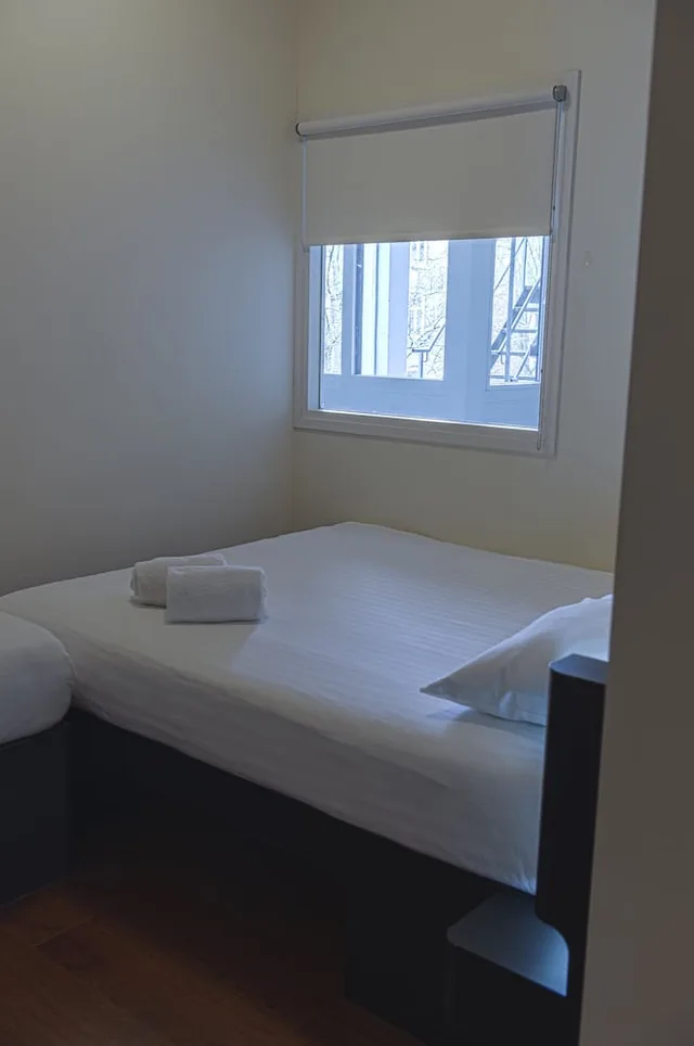 غرفة عائلية ثلاثية بسرير مزدوج لذوي الإعاقة، easyHotel Amsterdam City Centre 3/10