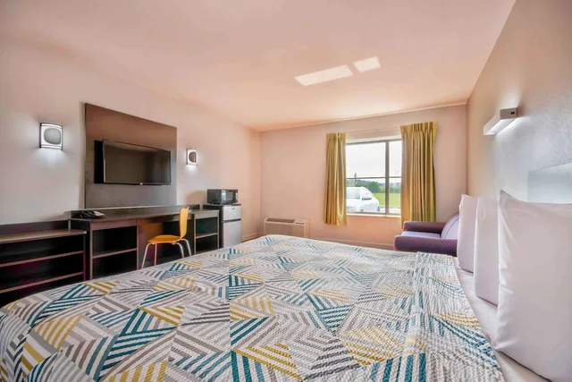 غرفة قياسية بسرير كينج، Motel6 Springfield, OH 3/6