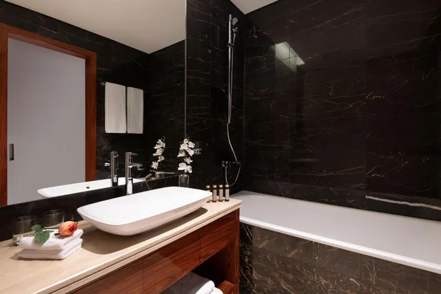 جناح بريميوم بغرفتي نوم، The Bentley Luxury Hotel and Suites Doha 4/5