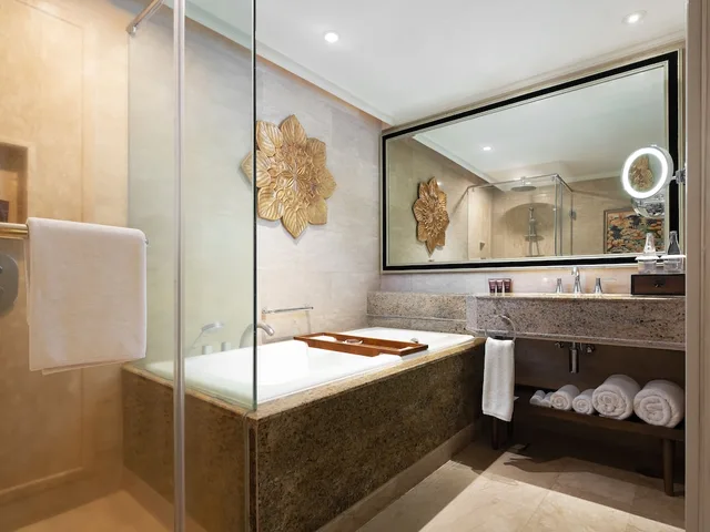 غرفة كلاسيكية بسرير كينج بإطلالة على الحديقة بشرفة، Intercontinental Bali Resort 4/5