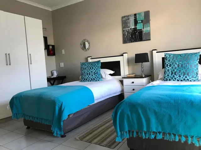 Room, Twin Beds, Mount Currie Inn 3/9