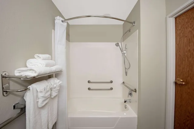 غرفة قياسية بسريرين كوين، Microtel Inn Suites By Wyndham Springfield 7/8
