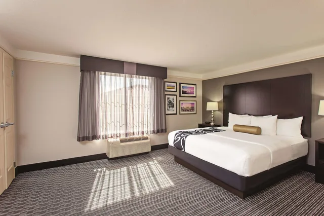 غرفة بسرير كينج، La Quinta Inn & Suites by Wyndham Santa Clarita - Valencia 1/8