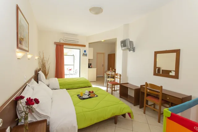 غرفة قياسية ثلاثية بإطلالة على الحديقة مع سرير سحّاب إضافي، Loukas Hotel &amp; Apartments 5/9