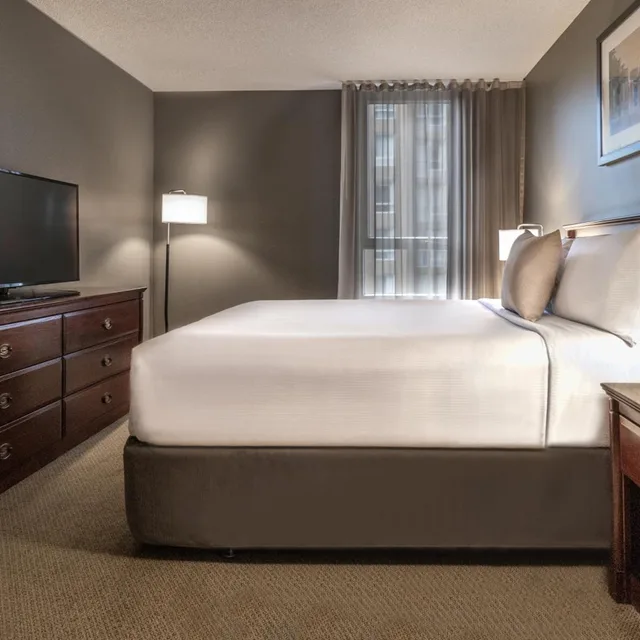 جناح بسريرين كوين بغرفتي نوم مع أريكة، Hotel Faubourg Montreal 6/10