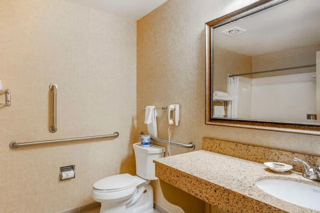 غرفة بسريرين كوين بحوض استحمام لذوي الإعاقة، Best Western Plus Revere Inn & Suites 4/5