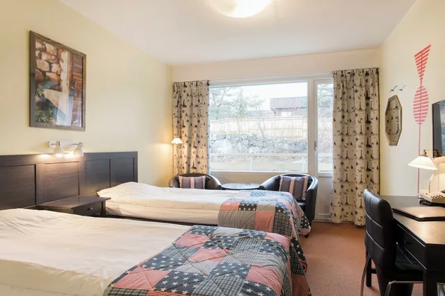 غرفة بسريرين منفصلين بإطلالة على الجبل بشرفة، Skargardshotellet 1/3