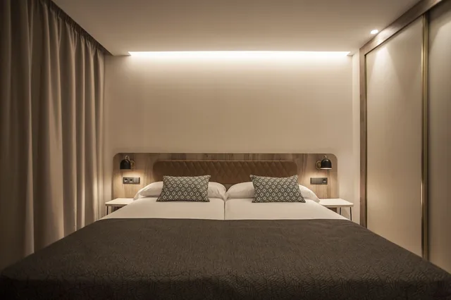 غرفة قياسية بإطلالة على المدينة بشرفة مفردة بسريرين منفصلين، Presidente Hotel 1/4