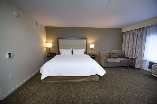 غرفة بسرير كينج مع أريكة لذوي الإعاقة، Hampton Inn & Suites by Hilton Truro 1/3
