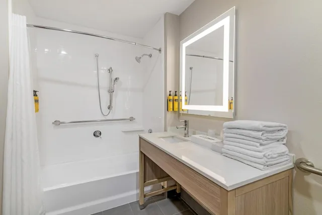 جناح بسريرين كوين مع أريكة لذوي الإعاقة، Best Western Plus The Inn At Hampton 6/9