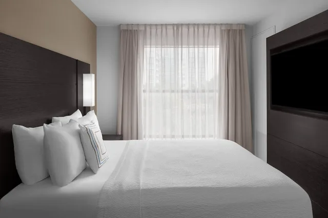 جناح بسرير كوين بشرفة بغرفة نوم واحدة مع أريكة، Residence Inn Fort Worth Cultural District 2/4