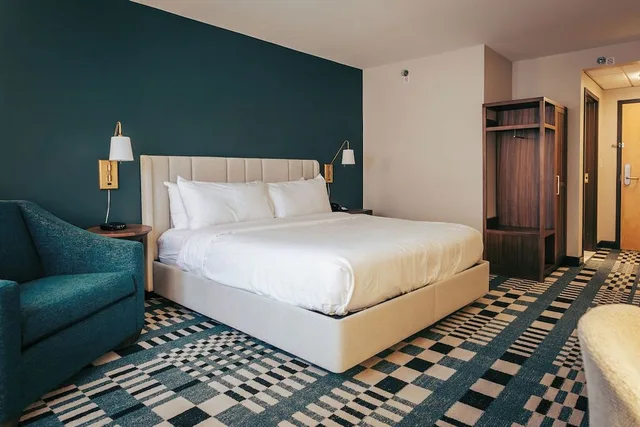 Room, Queen Bed, Wylie Inn And Conference Center At Endicott College 1/8