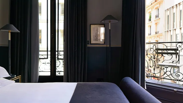 غرفة ديلوكس بسرير كينج بشرفة، Monsieur George-Champs Elysees 2/2