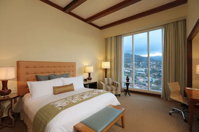 جناح بسرير فردي بإطلالة على المسبح بغرفة نوم واحدة مع دخول صالة النادي، InterContinental Costa Rica at Multiplaza Mall, an IHG Hotel 1/3