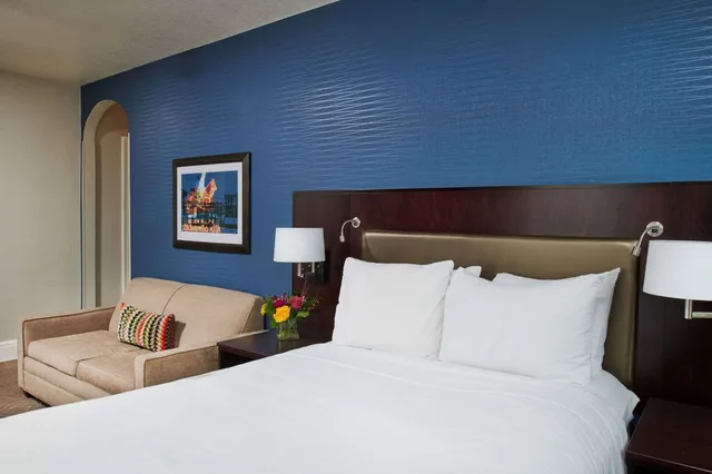 جناح بسرير كينج بغرفتي نوم لذوي الإعاقة، Hotel Alex Johnson Rapid City Curio Collection By Hilton 4/10
