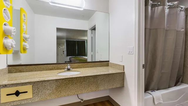 غرفة بسريرين كوين لذوي الإعاقة، Motel6 San Marcos, TX - North 5/7