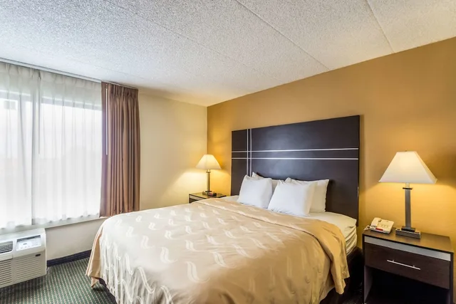 جناح بسرير كينج مع أريكة، Spark by Hilton Milwaukee Airport 3/5