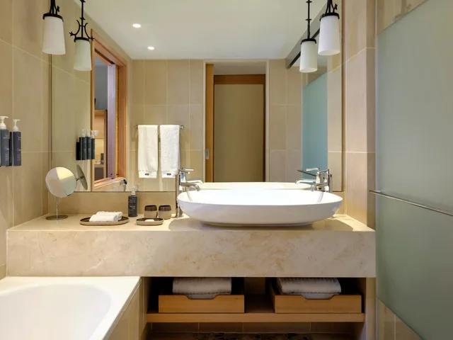 غرفة سوبيريور بسريرين منفصلين بإطلالة على الحديقة بشرفة مع أريكة، The Westin Resort, Costa Navarino 4/5