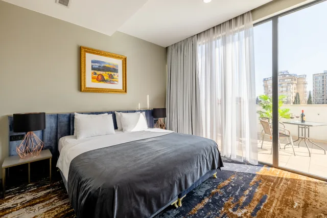 جناح جونيور بشرفة، Brosse Garden Hotel 2/7