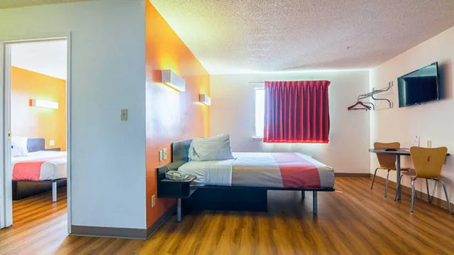 غرفة بسرير كوين لغير المدخنين بمطبخ، Motel6 Jonesboro, GA 6/10