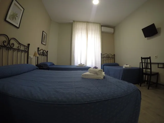 غرفة ثلاثية بثلاثة أسرّة بحمام خاص، Hostal El Pilar 9/10