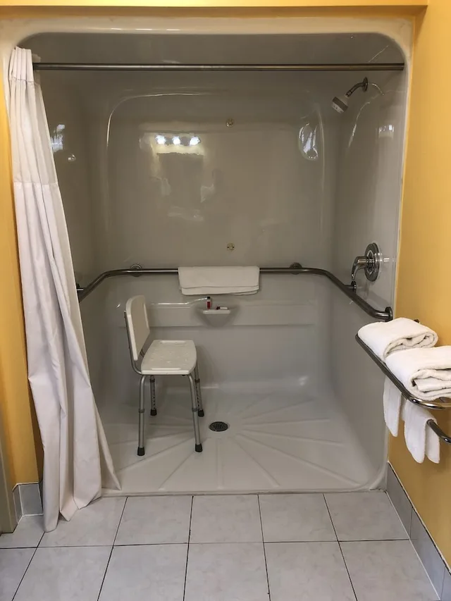 غرفة بسرير كينج لذوي الإعاقة، Days Inn By Wyndham Franklin Ex Days Inn Franklin Ky 2/3