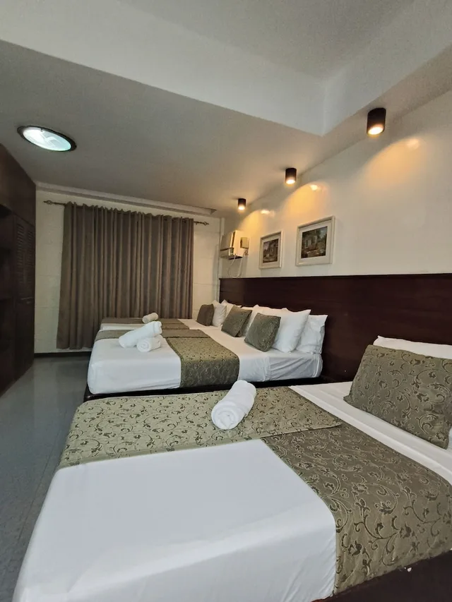 غرفة قياسية رباعية بسرير كوين وسريرين منفصلين، Delle Suites 1/4